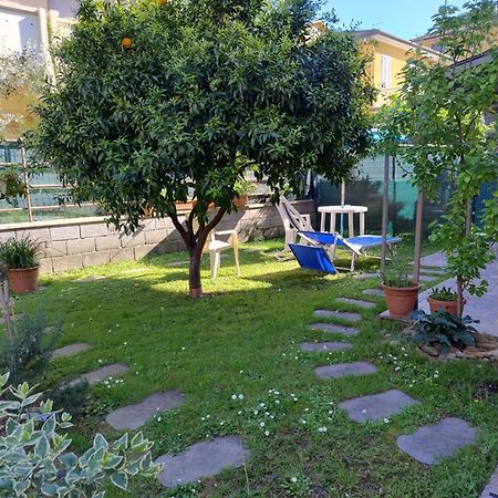 Bilocale Climatizzato A 850M Dalla Spiaggia Casa Katia マリーナ・ディ・マッサ エクステリア 写真